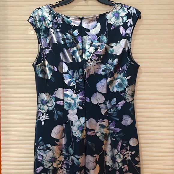 New York and Company, Green stretch, floral, print dress, shiny flowers, size M - Picture 8 of 8
